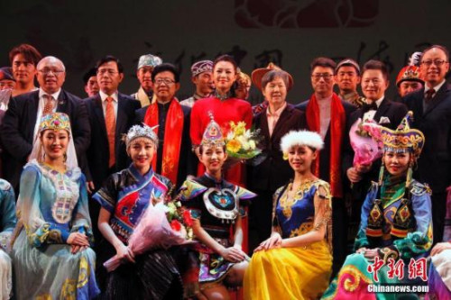 当地时间2月13日晚,2017“文化中国·四海同春”北美代表团在加拿大温哥华女王剧院上演大型歌舞剧《传奇》,为温哥华华侨华人送上新春祝福。图为演出结束时中国驻温哥华总领事刘菲(二排右四)、国务院侨办宣传司司长许玉明(二排左三)、温哥华中华会馆理事长姚崇英(二排右三)及一众嘉宾与全体演员合影。演出团由中央民族歌舞团为主组成,同时包括有王宏伟(二排右二)、吕薇(二排左四)等中国内地一流歌唱家。此次演出由中国国务院侨务办公室、中国海外交流协会主办,温哥华中华会馆承办。 <a target='_blank' href='http://www.chinanews.com/'>中新社</a>记者 余瑞冬 摄 当地时间2月13日晚,2017“文化中国·四海同春”北美代表团在加拿大温哥华女王剧院上演大型歌舞剧《传奇》,为温哥华华侨华人送上新春祝福。图为演出结束时中国驻温哥华总领事刘菲(二排右四)、国务院侨办宣传司司长许玉明(二排左三)、温哥华中华会馆理事长姚崇英(二排右三)及一众嘉宾与全体演员合影。演出团由中央民族歌舞团为主组成,同时包括有王宏伟(二排右二)、吕薇(二排左四)等中国内地一流歌唱家。此次演出由中国国务院侨务办公室、中国海外交流协会主办,温哥华中华会馆承办。 <a target='_blank' href='http://www.chinanews.com/'>中新社</a>记者 余瑞冬 摄