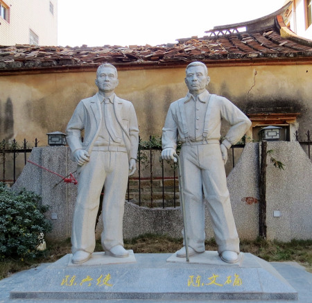 陈文确、陈六使塑像。(图片来源:央广网) 陈文确、陈六使塑像。(图片来源:央广网)