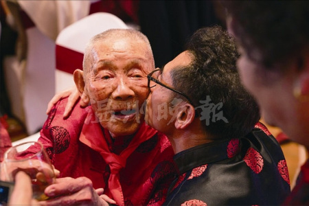 百岁寿宴上，57岁小儿子詹廷轰亲吻父亲