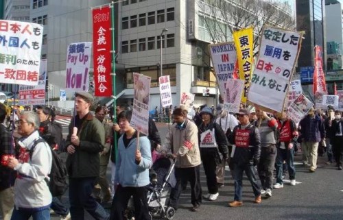 资料图片：外国劳务者在东京集会，抗议歧视，要求基本权利。