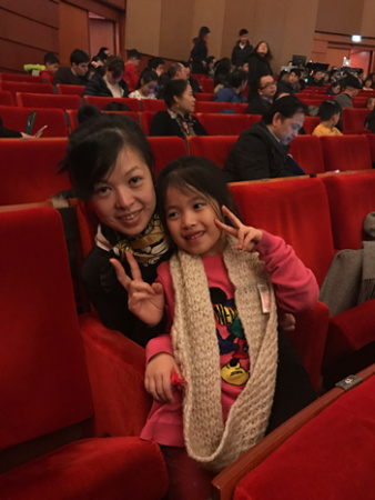 米兰侨胞胡丽敏偕女儿早早便来到剧院，等待观看表演。(图片来源：欧洲时报记者卢嘉琦 摄)