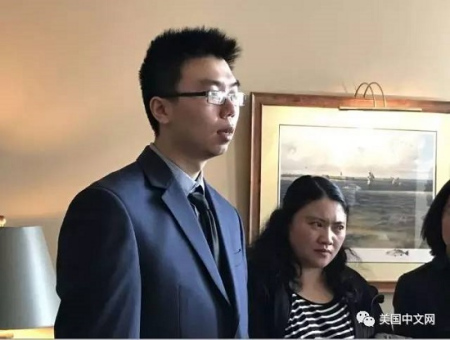 陈建生侄子陈天任与州议员谈话。