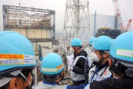 记者们在核电站采访，该高处距2号机组约80米