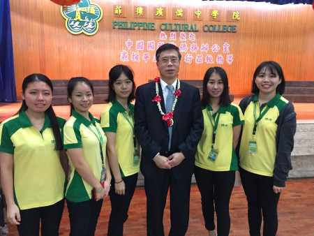 冯志农参观菲律宾侨中学院 冯志农参观菲律宾侨中学院