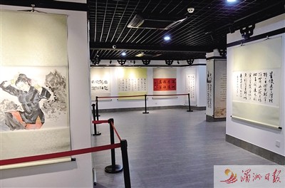 “妈祖情·中国心”书画展在会馆6楼展出。