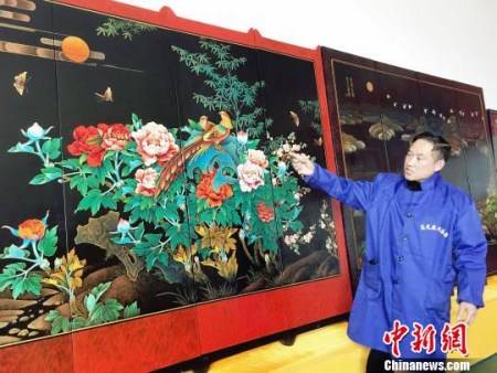 “大方彝族漆器髹饰技艺”贵州省级非遗代表性传承人高光友制作的漆器。 杨云 摄 “大方彝族漆器髹饰技艺”贵州省级非遗代表性传承人高光友制作的漆器。 杨云 摄