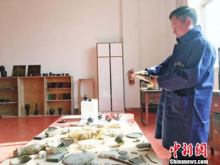 “大方彝族漆器髹饰技艺”贵州省级非遗代表性传承人高光友制作漆器。 杨云 摄 “大方彝族漆器髹饰技艺”贵州省级非遗代表性传承人高光友制作漆器。 杨云 摄