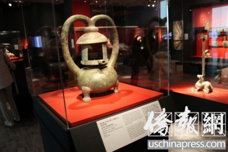 西汉早期文物“铜缸灯”还具有环保功能。(侨报记者陈勇青摄)
