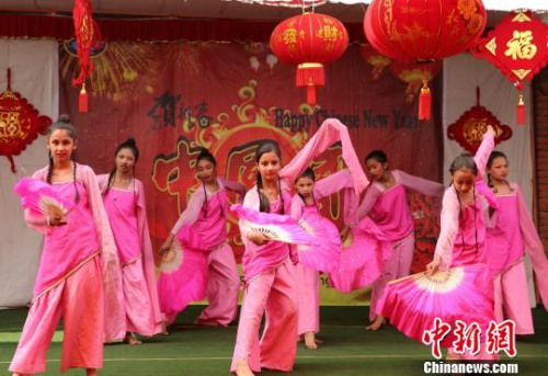 身着中国传统服饰的尼泊尔学生为观众献上扇子舞。　张晨翼　摄