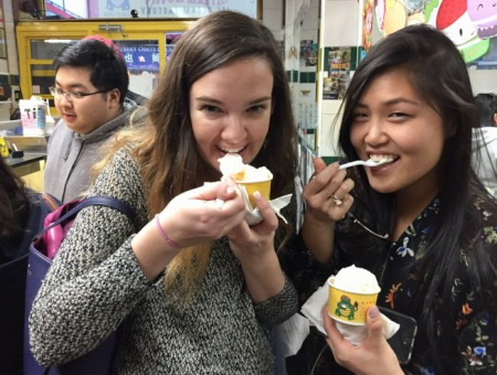 Julia Lee(右)带着从西雅图来纽约旅游的Rachel Becker(左)来到华埠玩,趁着天气热一起吃雪糕。(美国《世界日报》/俞姝含 摄) Julia Lee(右)带着从西雅图来纽约旅游的Rachel Becker(左)来到华埠玩,趁着天气热一起吃雪糕。(美国《世界日报》/俞姝含 摄)