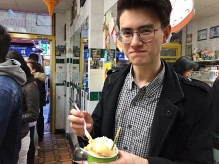 来纽约旅游的时乐因为天气热，特意找到华埠雪糕店吃荔枝雪糕。(美国《世界日报》/俞姝含 摄)