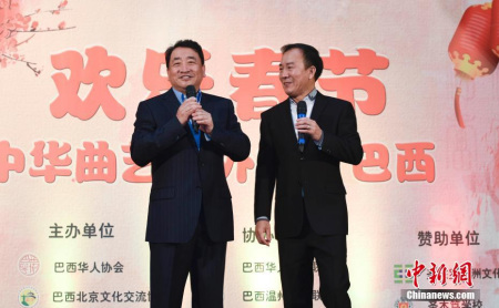 姜昆（左）与戴志诚表演压轴相声《乐在其外》。 <a target='_blank' href='http://www.chinanews.com/'>中新社</a>记者 莫成雄 摄