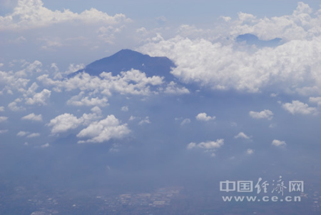 自2015年印尼对中国游客实施免签征政策以来,除巴厘岛、日惹等传统旅游热点,印尼政府积极向中国游客和投资者推介新的旅游目的地。图为印尼中爪哇省旅游名城玛琅市郊的活火山——阿朱纳火山,山脚下就是星罗棋布的村落,中方公司目前正协助当地开发火山相关旅游项目。中国经济网记者田原 摄 自2015年印尼对中国游客实施免签征政策以来,除巴厘岛、日惹等传统旅游热点,印尼政府积极向中国游客和投资者推介新的旅游目的地。图为印尼中爪哇省旅游名城玛琅市郊的活火山——阿朱纳火山,山脚下就是星罗棋布的村落,中方公司目前正协助当地开发火山相关旅游项目。中国经济网记者田原 摄