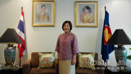 泰国常驻东盟代表团大使布萨迪-桑迪皮塔克斯接受本报专访时表示，中泰强化互利合作有尤其是旅游和文化交流助推动东盟一体化进程加快。中国经济网记者田原 摄
