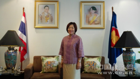 泰国常驻东盟代表团大使布萨迪-桑迪皮塔克斯接受本报专访时表示,中泰强化互利合作有尤其是旅游和文化交流助推动东盟一体化进程加快。中国经济网记者田原 摄 泰国常驻东盟代表团大使布萨迪-桑迪皮塔克斯接受本报专访时表示,中泰强化互利合作有尤其是旅游和文化交流助推动东盟一体化进程加快。中国经济网记者田原 摄