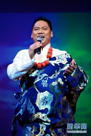 2月18日,在意大利罗马举办的“文化中国·四海同春”文艺演出中,藏族歌唱家泽旺多吉演唱歌曲《天路》。2月18日,在意大利罗马举办的“文化中国·四海同春”文艺演出中,藏族歌唱家泽旺多吉演唱歌曲《天路》。 2月18日,在意大利罗马举办的“文化中国·四海同春”文艺演出中,藏族歌唱家泽旺多吉演唱歌曲《天路》。2月18日,在意大利罗马举办的“文化中国·四海同春”文艺演出中,藏族歌唱家泽旺多吉演唱歌曲《天路》。