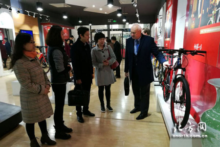 　白俄罗斯首都明斯克市企业负责人参观天津飞鸽自行车厂