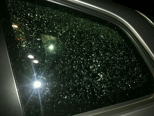 玻璃被砸碎的吉普车后窗。(美国《侨报》/于珣提供)