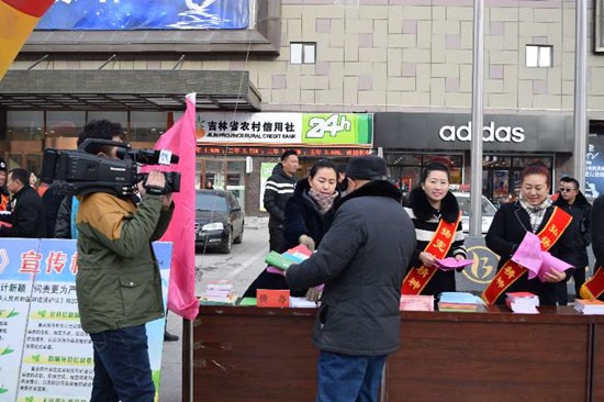 白城洮南市永康社区开展侨法宣传。