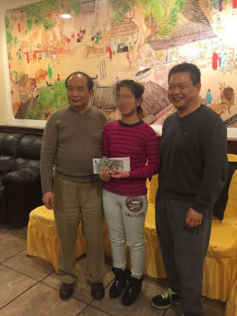 中国姑娘(中)在美流浪数月,收到善良的在美华人柳奇(左)帮助,大华盛顿华人陈奋春在她回国前给她捐款.(美国《世界日报》)