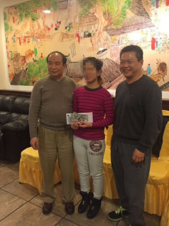 中国姑娘(中)在美流浪数月,收到善良的在美华人柳奇(左)帮助,大华盛顿华人陈奋春在她回国前给她捐款。(美国《世界日报》) 中国姑娘(中)在美流浪数月,收到善良的在美华人柳奇(左)帮助,大华盛顿华人陈奋春在她回国前给她捐款。(美国《世界日报》)