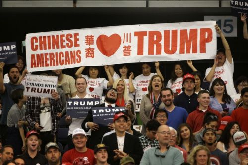 加州华裔支持特朗普的民众。（美国《侨报》援引美联社图片）