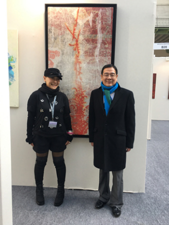 崔齐与中国驻法使馆文化处李少平公参(右)在画展现场。(图片来源：欧洲时报记者孔帆 摄)