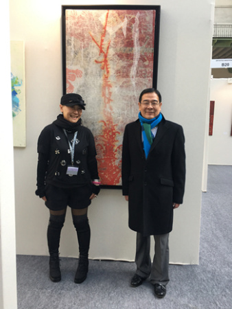 崔齐与中国驻法使馆文化处李少平公参(右)在画展现场。(图片来源:欧洲时报记者孔帆 摄) 崔齐与中国驻法使馆文化处李少平公参(右)在画展现场。(图片来源:欧洲时报记者孔帆 摄)