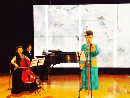 著名歌唱家胡晓晴在演唱。(美国《侨报》/林菁 摄) 著名歌唱家胡晓晴在演唱。(美国《侨报》/林菁 摄)