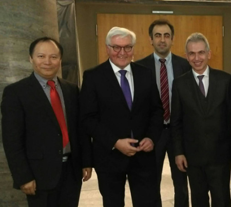 从左至右：杨明议员、施泰因迈尔总统、梅多夫主席、费尔德曼市长