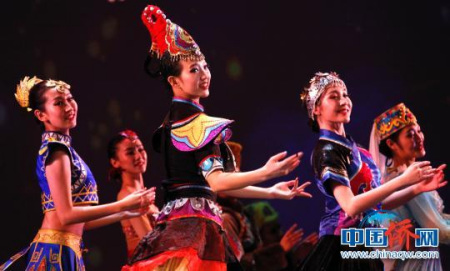 图为中央民族歌舞团舞蹈队在歌舞《爱我中华》中的表演。 余瑞冬 摄 图为中央民族歌舞团舞蹈队在歌舞《爱我中华》中的表演。 余瑞冬 摄