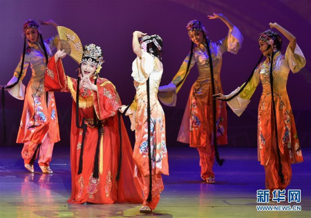 2月9日,在香港红磡体育馆,中国东方歌舞团的演员表演大型舞蹈史诗《国色》。(新华社 王申 摄) 2月9日,在香港红磡体育馆,中国东方歌舞团的演员表演大型舞蹈史诗《国色》。(新华社 王申 摄)