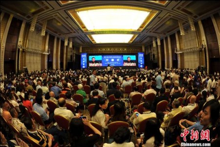 6月23日，第十六届华侨华人创业发展洽谈会在武汉开幕，本届大会以“万侨创新，共享机遇”为主题，吸引了来自60多个国家和地区的1000多位海外嘉宾、国内2000多位代表参会。大会期间，将举办武汉论坛、“华创杯”创业大赛颁奖仪式、“侨梦苑”揭牌仪式、重点项目签约以及专场论坛、项目推介洽谈等活动。 <a target='_blank' href='http://www.chinanews.com/'>中新社</a>记者 张畅 摄