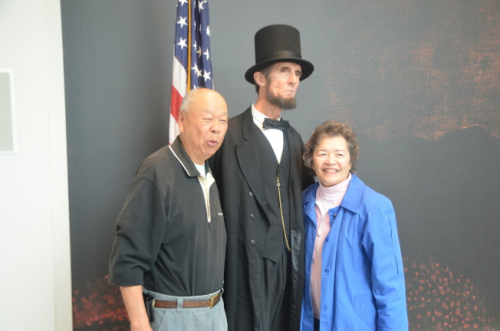 来自卡森市的第二代余姓华裔夫妇Bill & Margie Yee,在尼克松图书馆与“林肯总统”合照。(美国《世界日报》/王善言 摄) 来自卡森市的第二代余姓华裔夫妇Bill & Margie Yee,在尼克松图书馆与“林肯总统”合照。(美国《世界日报》/王善言 摄)