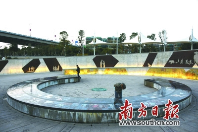 汕头西堤公园建起侨批记忆广场，每位侨批后人都会到这里参观。陈楚红 摄