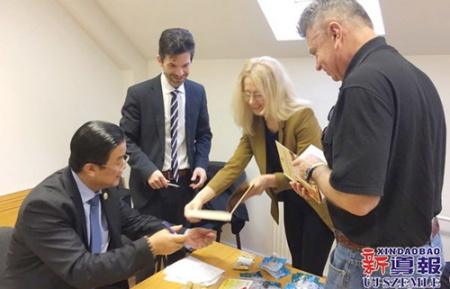 陈震博士(左一)为每一位学员赠送他所著的两本中医药著作，并在书上留下了美好的祝愿及签名。
