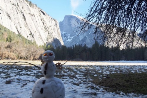 雪人与半圆顶(Half Dome)。（美国《世界日报》）