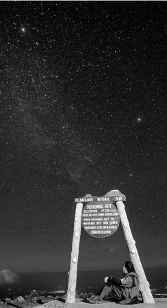 布雷在乞力马扎罗营地仰望星空。 照片由本人提供 布雷在乞力马扎罗营地仰望星空。 照片由本人提供