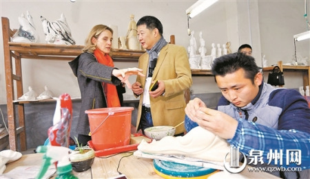 中法艺术家在陶瓷雕刻室里交流