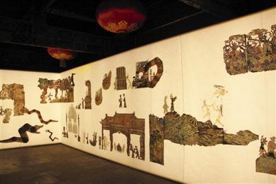 邬建安和皮影雕刻艺术家汪天稳合作过“化生:《白蛇传》的古本与今相”展,展览现场皮影影偶被缝制在透光绢布上。 邬建安和皮影雕刻艺术家汪天稳合作过“化生:《白蛇传》的古本与今相”展,展览现场皮影影偶被缝制在透光绢布上。