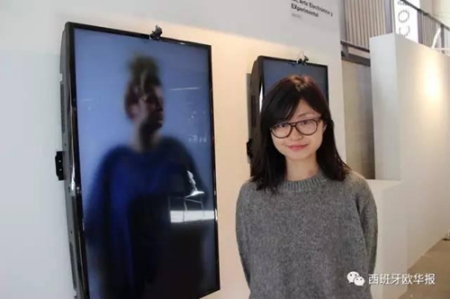 张婷与其作品Far and Near, You and Me合影 张婷与其作品Far and Near, You and Me合影