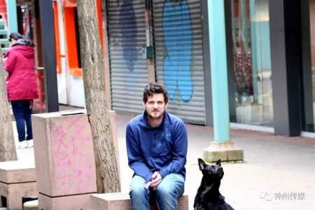 一个男人和他的狗(摄影：咖啡男)