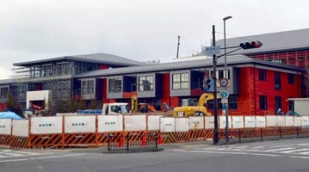 2月7日,这所小学正在进行最后的建设,迎接4月开学 2月7日,这所小学正在进行最后的建设,迎接4月开学