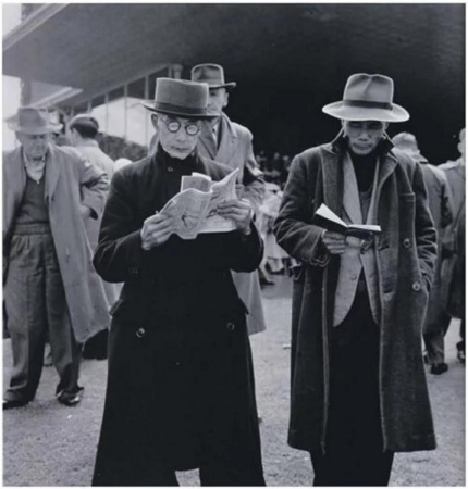赌马者，惠灵顿川萨姆赛马场上，1959年。（新西兰先驱报中文网）