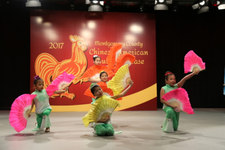 美京华人活动中心“欢乐中文学校”的舞蹈，大部分小演员来自领养家庭。(美国《世界日报》/罗晓媛 摄)