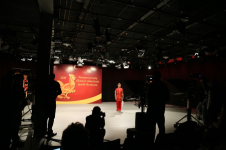 华裔青少年在蒙郡电视台录制专场表演,展现华裔青少年多才多艺的一面。(记者罗晓媛/摄影) 华裔青少年在蒙郡电视台录制专场表演,展现华裔青少年多才多艺的一面。(记者罗晓媛/摄影)