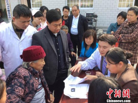 谭长生携母亲、妻子回乡义诊。 受访者提供 摄 谭长生携母亲、妻子回乡义诊。 受访者提供 摄
