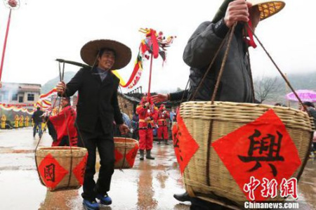资料图：湖南临武县“二月二祭龙神”祈福民众幸福安康。人们舞起双龙“龙抬头”祈福。陈卫平 摄