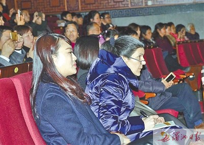 莆仙戏上演时,在台下观看的李雅娟认真做笔记。 莆仙戏上演时,在台下观看的李雅娟认真做笔记。