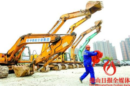 启动仪式结束后,工作人员扯下挖土机上的红布准备施工。 启动仪式结束后,工作人员扯下挖土机上的红布准备施工。